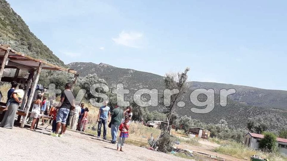 «Θα καεί η πόλη μετά την κηδεία του παιδιού»: Εξαγριωμένοι Ρομά με ρόπαλα και σφυριά αναζητούν τον δολοφόνο της 13χρονης
